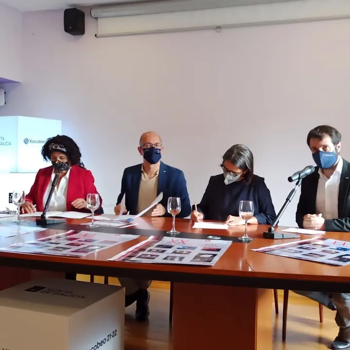 La presienta de Fegatea, Chelo Pampill&oacute;n; el secretario xeral de Cultura, Anxo Lorenzo; la edil de Cultura de Santiago, Mercedes Ros&oacute;n; y el director del CDG, Fran N&uacute;&ntilde;ez, en la rueda de presentaci&oacute;n del XX FEstival de Teatro Afeccionado Agust&iacute;n Mag&aacute;n