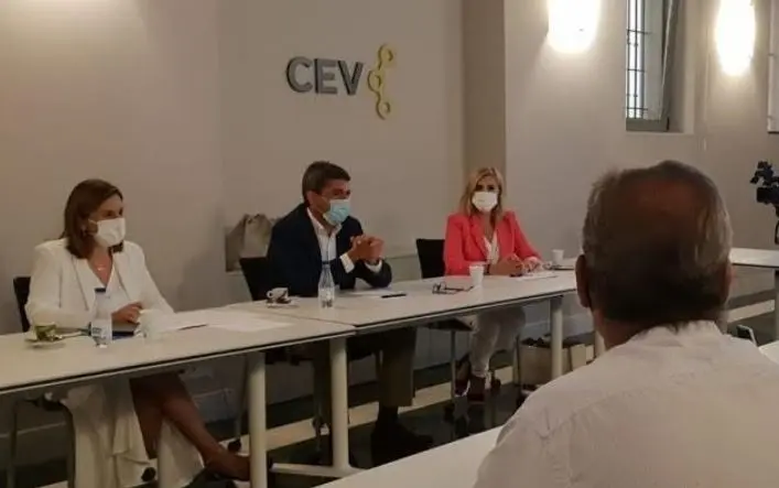 El presidente del PPCV, Carlos Maz&oacute;n, en el centro de la mesa.