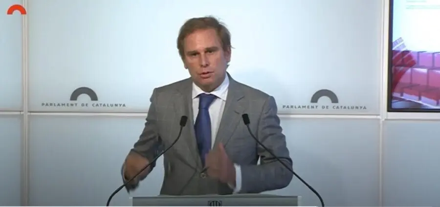 El portavoz de Vox en el Parlament, Joan Garriga, en rueda de prensa en el Parlament