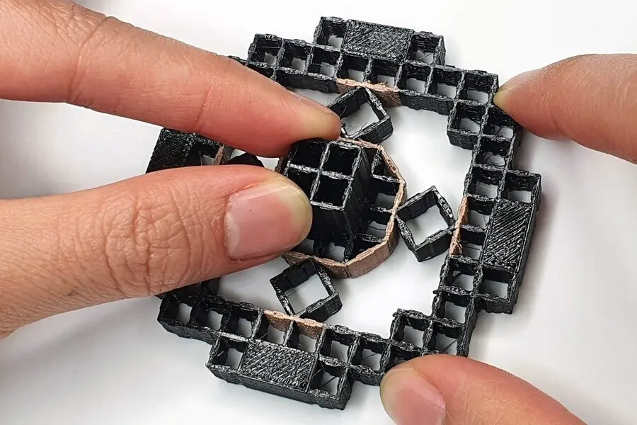 Investigadores del MIT han desarrollado un m&eacute;todo para integrar capacidades de detecci&oacute;n en estructuras imprimibles en 3D compuestas por celdas repetitivas, lo que permite a los dise&ntilde;adores prototipar r&aacute;pidamente dispositivos de entrada interactivos.
