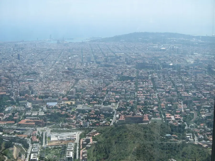 Archivo - Vista de la ciudad de Barcelona desde la sierra de Collserola, en un d&iacute;a de alta contaminaci&oacute;n.