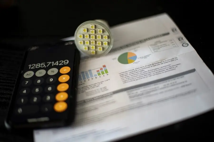 Una factura del consumo de luz, a 10 de septiembre de 2021, en Madrid (Espa&ntilde;a). El precio medio diario de la electricidad en el mercado mayorista batir&aacute; un nuevo r&eacute;cord este viernes al alcanzar los 152,32 euros por megavatio hora (MWh), su mayor precio de
