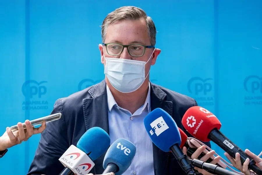 El portavoz del PP en la Asamblea, Alfonso Serrano, ofrece declaraciones a los medios, despu&eacute;s de la reuni&oacute;n del Grupo Parlamentario Popular, en el Complejo La Cig&uuml;e&ntilde;a de Arganda del Rey, a 2 de septiembre de 2021, en Madrid (Espa&ntilde;a). El inicio del curso 