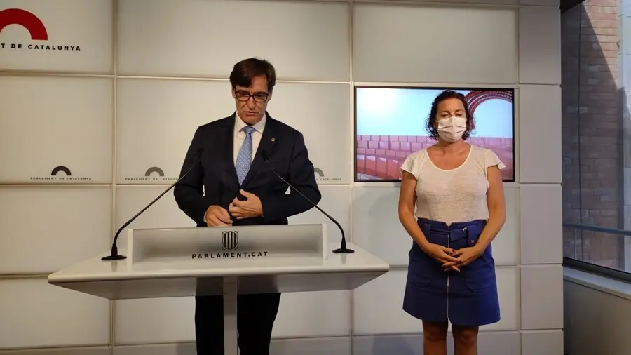 El l&iacute;der del PSC en el Parlament, Salvador Illa, y la portavoz socialista, Al&iacute;cia Romero, en rueda de prensa en la C&aacute;mara catalana