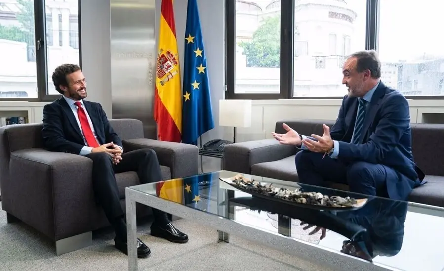 El presidente del PP, Pablo Casado, se re&uacute;ne con  el presidente de UPN, Javier Esparza, en la sede nacional del PP. En Madrid, a 14 de septiembre de 2021.