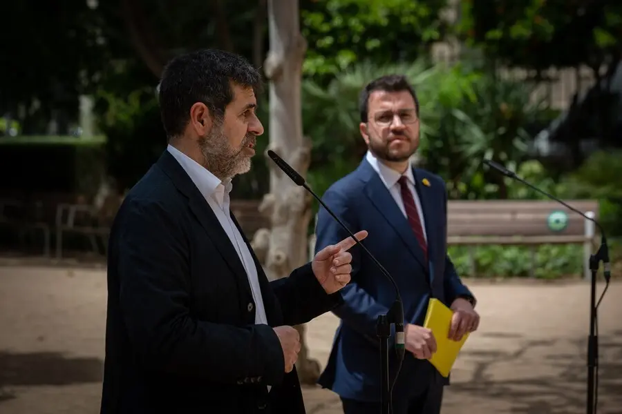 Archivo - El president de la Generalitat en funciones, Pere Aragon&egrave;s (d) y el secretario general de Junts, Jordi S&agrave;nchez (i) realizan una intervenci&oacute;n conjunta, a 17 de mayo de 2021, en Barcelona, Catalunya (Espa&ntilde;a). ERC y Junts han cerrado un principio d