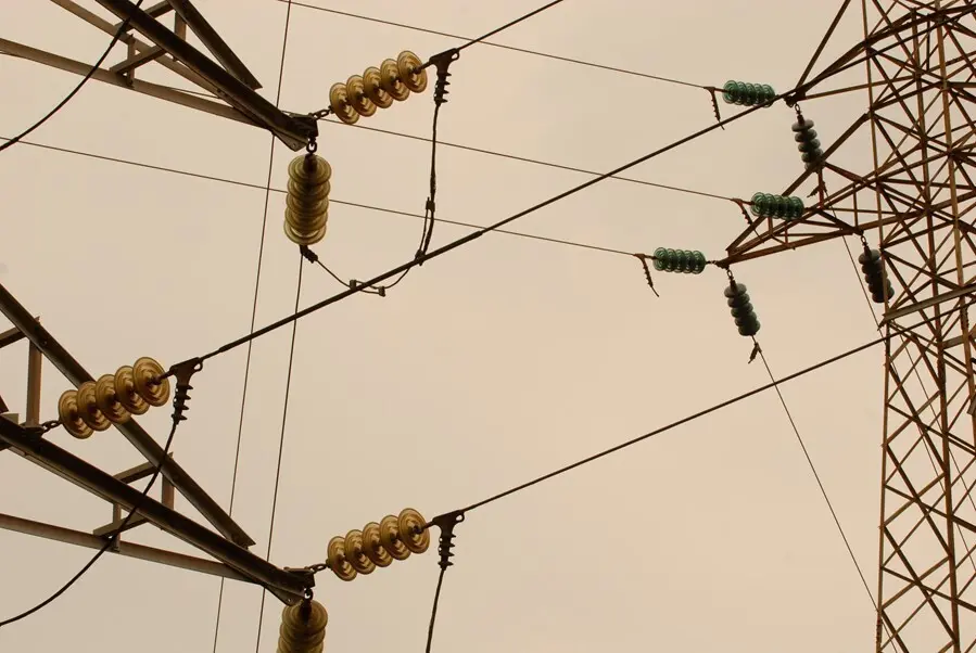 Archivo - Tendido el&eacute;ctrico