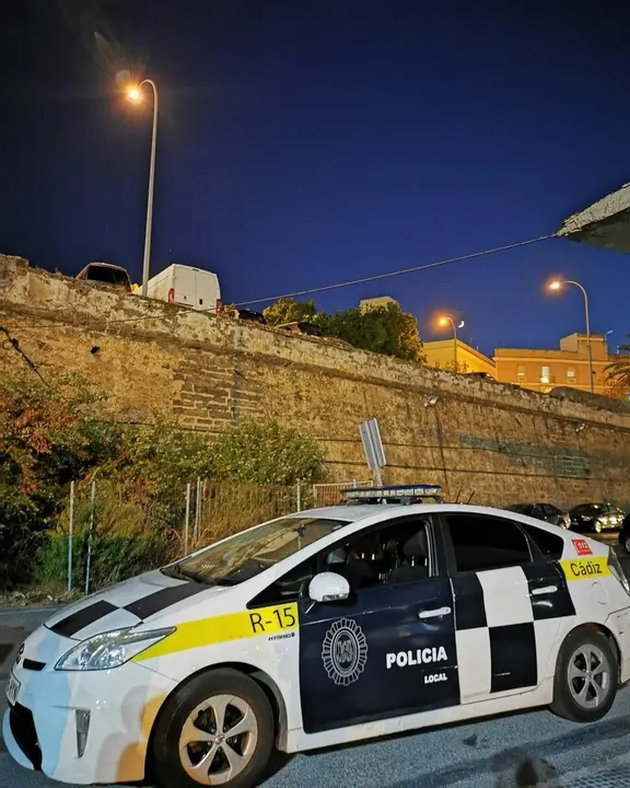 Veh&iacute;culo de la Polic&iacute;a Local de C&aacute;diz