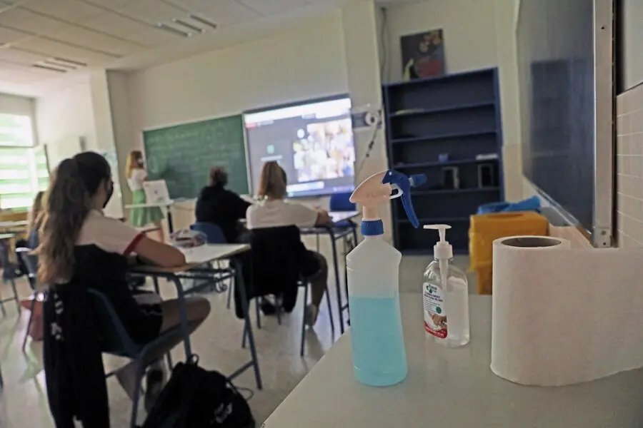 Archivo - Aula de un colegio en tiempos de pandemia, foto de archivo
