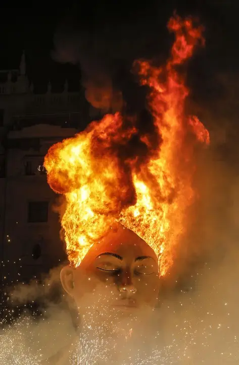 &lsquo;Crem&agrave;&rsquo; de la falla &lsquo;La Meditadora&rsquo;, en la Plaza del Ayuntamiento de Val&egrave;ncia