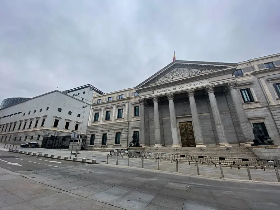 Archivo - Fachada del Congreso de los Diputados un d&iacute;a antes de que se celebre otro pleno para tratar la gesti&oacute;n de la crisis del coronavirus, en Madrid (Espa&ntilde;a) a 14 de abril de 2020.