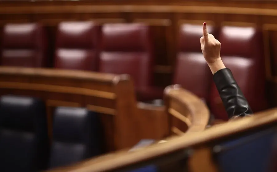 Archivo - Un miembro del hemiciclo vota durante una sesi&oacute;n plenaria celebrada en el Congreso