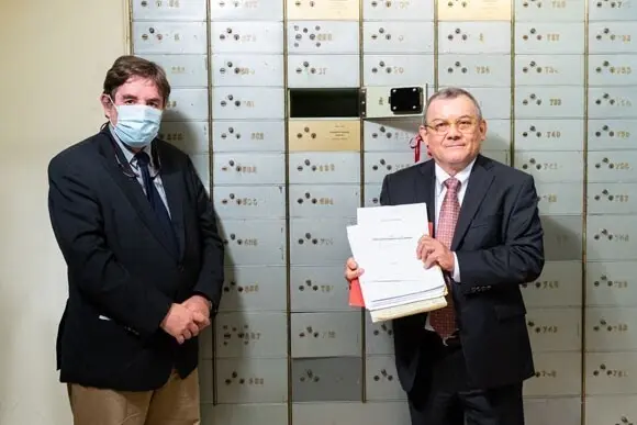 El escritor salvadore&ntilde;o Horacio Castellanos Moya (izq.) , acompa&ntilde;ado por Luis Garc&iacute;a Montero, muestra la primera versi&oacute;n pasada a limpio de su novela 'Insensatez'