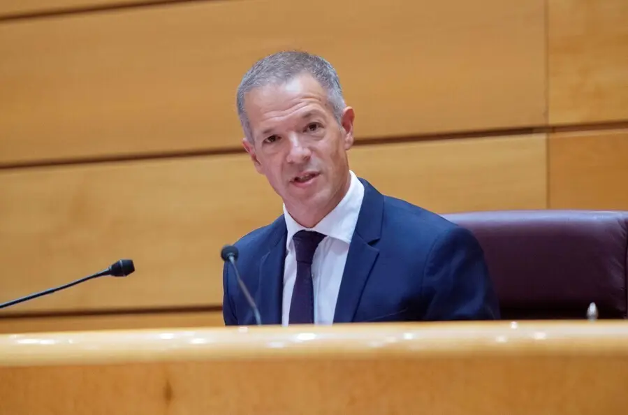 Archivo - Ander Gil, hasta ahora senador del PSOE, pronuncia un discurso tras ser elegido nuevo presidente del Senado