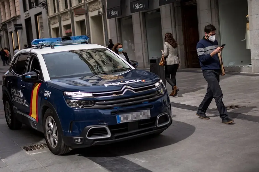 Archivo - Un coche de la Polic&iacute;a Nacional patrulla por las calles de Madrid