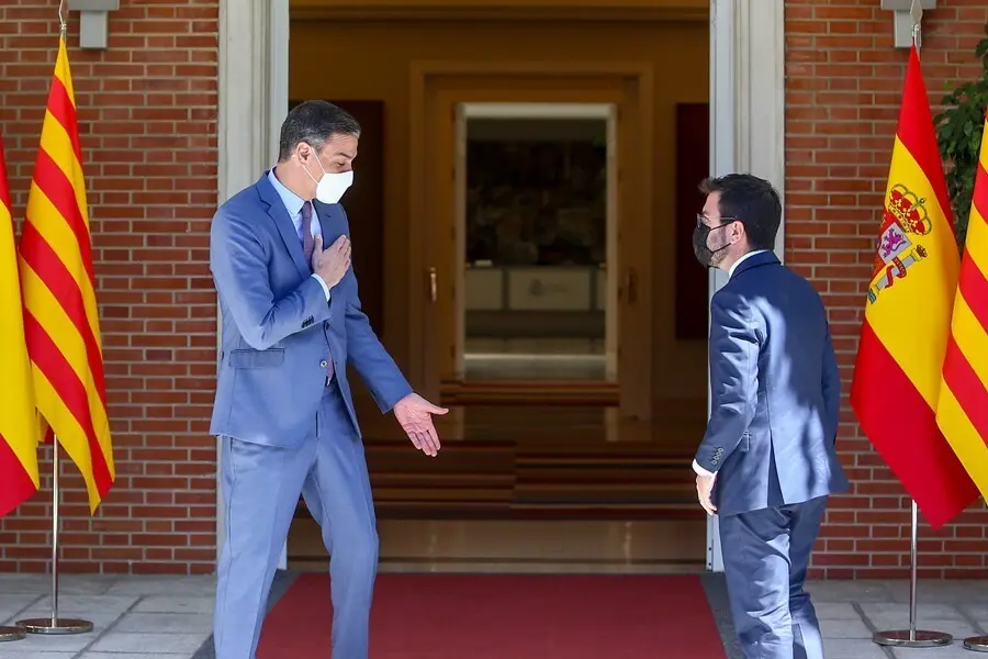 Archivo - El presidente del Gobierno, Pedro S&aacute;nchez (i), recibe en el Palacio de la Moncloa al president de la Generalitat de Catalunya, Pere Aragon&egrave;s, a 29 de junio de 2021, en Madrid (Espa&ntilde;a)