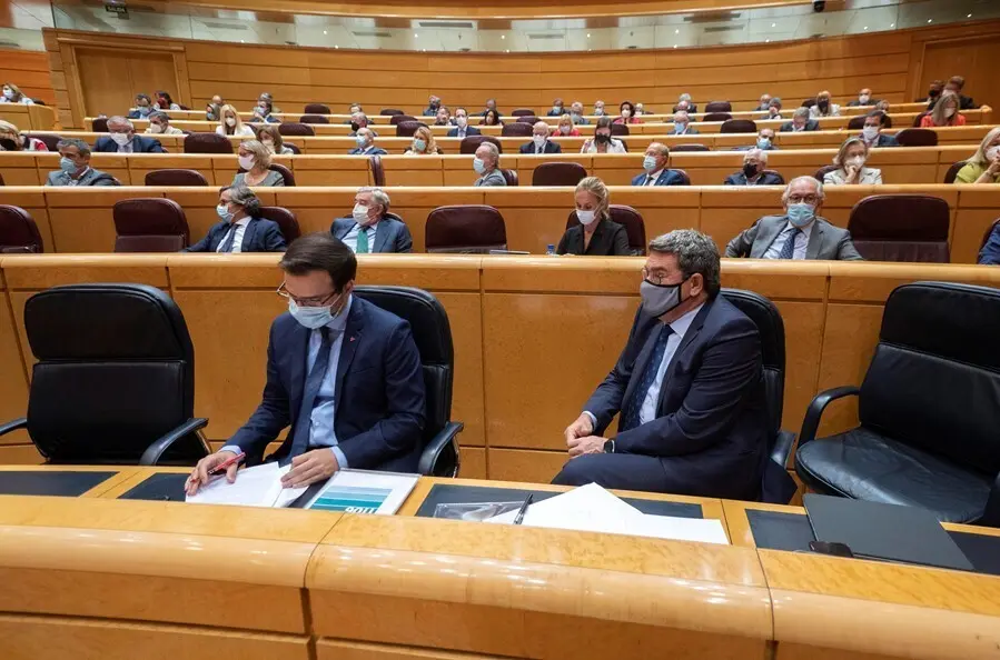 El ministro de Consumo, Alberto Garz&oacute;n (i) y el ministro de Inclusi&oacute;n, Seguridad Social y Migraciones, Jos&eacute; Luis Escriv&aacute; (d), durante el primer pleno y primera sesi&oacute;n de control al Gobierno en el Senado tras el par&oacute;n estival, a 14 de septiembre de 2021