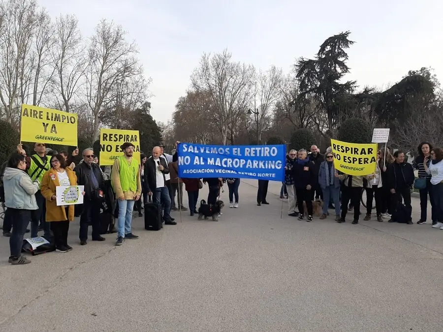 Archivo - Vecinos de Retiro y Greenpeace se concentran contra la construcci&oacute;n del parking en la avenida Men&eacute;ndez Pelayo.