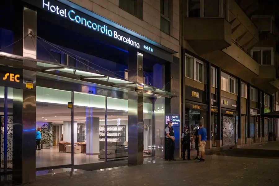 Varios agentes de los Mossos d&acute;Esquadra, en la entrada del Hotel Concordia, a 25 de agosto de 2021, en Barcelona, Catalu&ntilde;a (Espa&ntilde;a). La pasada noche, agentes de la Guardia Urbana de Barcelona, encontraron a un beb&eacute; de dos a&ntilde;os en estado inconsciente en el