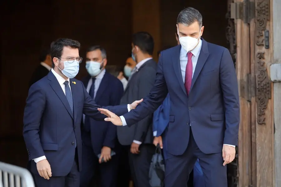 El president de la Generalitat, Pere Aragon&egrave;s (i) y el presidente del Gobierno, Pedro S&aacute;nchez (d), se despiden despu&eacute;s de su reuni&oacute;n en Barcelona