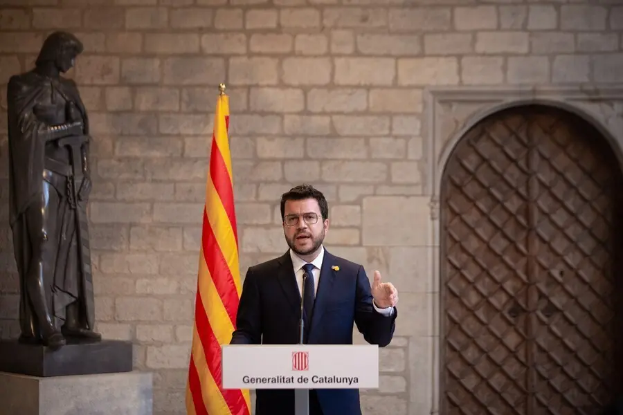 El president de la Generalitat, Pere Aragon&egrave;s, ofrece una rueda de prensa en el Palau de la Generalitat