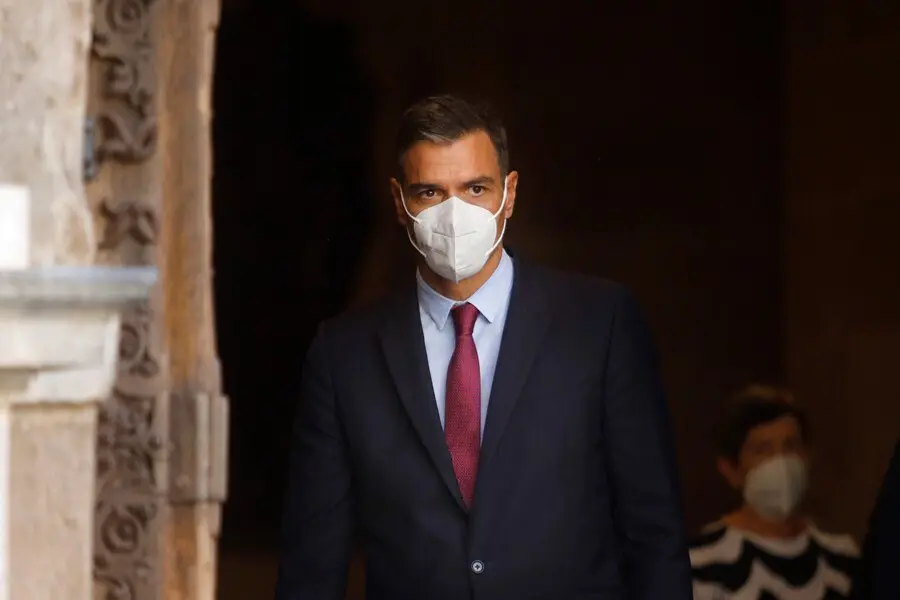 El presidente del Gobierno, Pedro S&aacute;nchez, a su salida de la rueda de prensa y su reuni&oacute;n con el president de la Generalitat en el Palau de la Generalitat