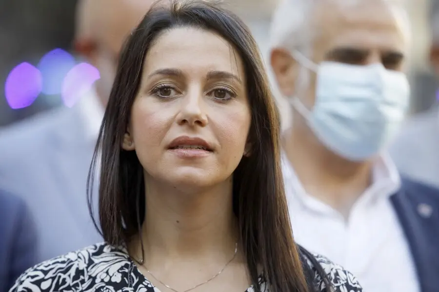 La l&iacute;der de Ciudadanos, In&eacute;s Arrimadas, hace declaraciones a los medios tras reunirse con el sector del ocio nocturno en Barcelona