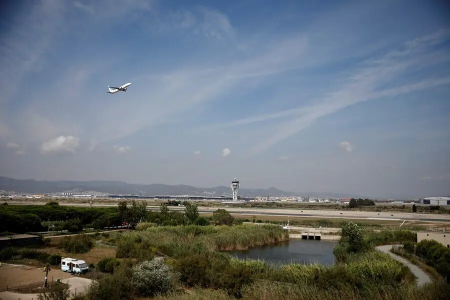 Un avi&oacute;n vuela por el espacio protegido de la Ricarda, en El Prat de Llobregat, a 9 de septiembre de 2021, en Barcelona, Catalu&ntilde;a (Espa&ntilde;a). 