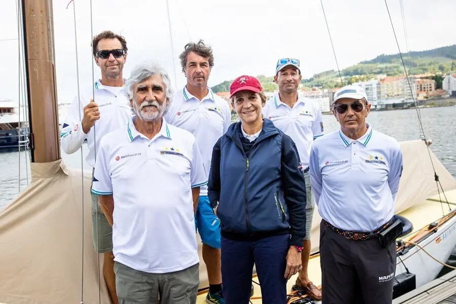 Visita de la infanta Elena al Xacobeo 6mR Europeans 2021 organizado por el Real Club N&aacute;utico de Sanxenxo