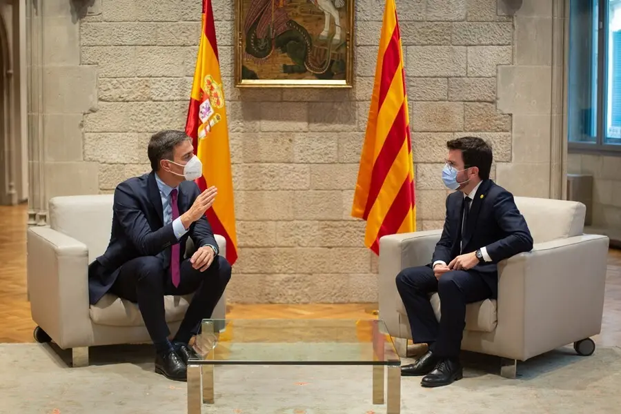 El presidente del Gobierno, Pedro S&aacute;nchez (i), y el de la Generalitat, Pere Aragon&egrave;s (d), se re&uacute;nen en el Palau de la Generalitat