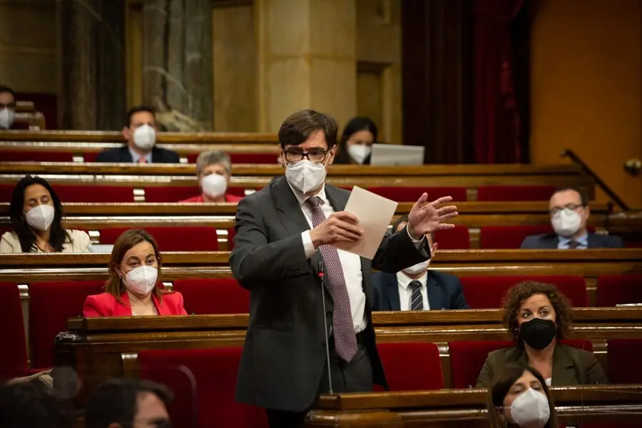 Archivo - El l&iacute;der del PSC, Salvador Illa, en el pleno del Parlament. 