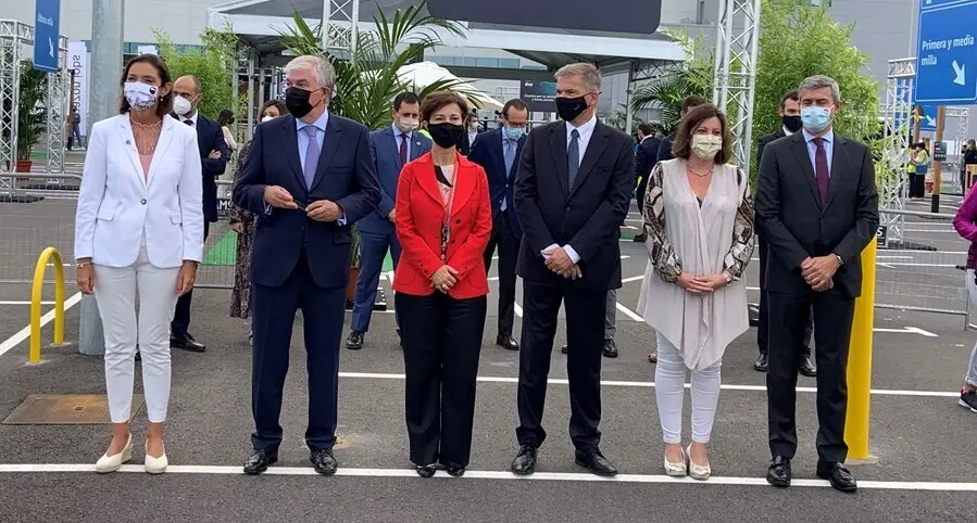 La ministra de Industria, Comercio y Turismo de Espa&ntilde;a, Reyes Maroto, junto a otras autorizadas en un acto en Amazon, en Illescas (Toledo).