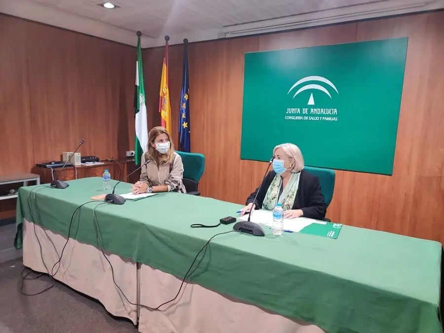 Archivo - Imagen de archivo de la secretaria general de Familias de la Junta de Andaluc&iacute;a, Ana Mata, y la delegada de Salud y Familias en Huelva, Manuela Caro, en rueda de prensa en la Delegaci&oacute;n de Huelva.