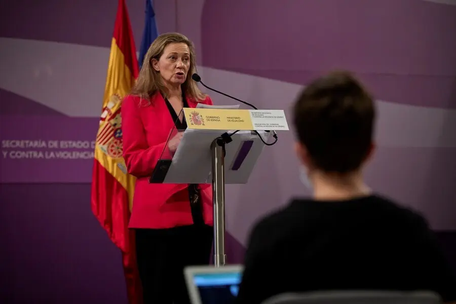 Archivo - La delegada del Gobierno contra la Violencia de G&eacute;nero, Victoria Rosell, durante una rueda de prensa para informar sobre los datos de llamadas recibidas al n&uacute;mero 016 registrados durante el mes de junio, en el Ministerio de Igualdad, a 7 de juli