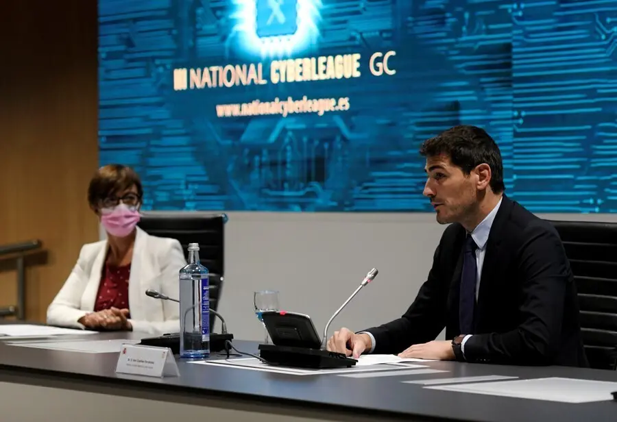 La directora general de la Guardia Civil, Mar&iacute;a G&aacute;mez, y el padrino de la competici&oacute;n de la III Liga Nacional de retos en el Ciberespacio, Iker Casillas