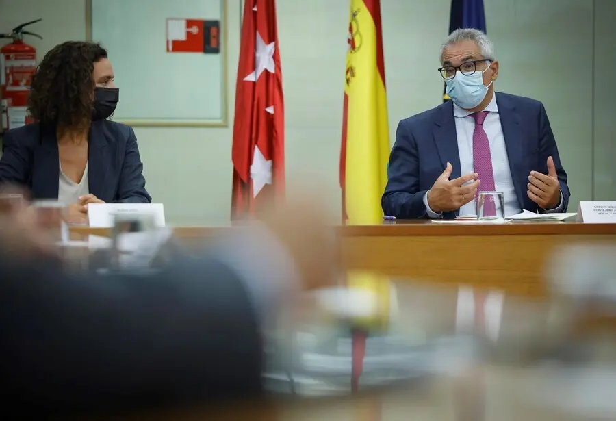 El consejero de Administraci&oacute;n Local y Digitalizaci&oacute;n del Ejecutivo auton&oacute;mico, Carlos Izquierdo, se re&uacute;ne con la junta directiva de Alastria
