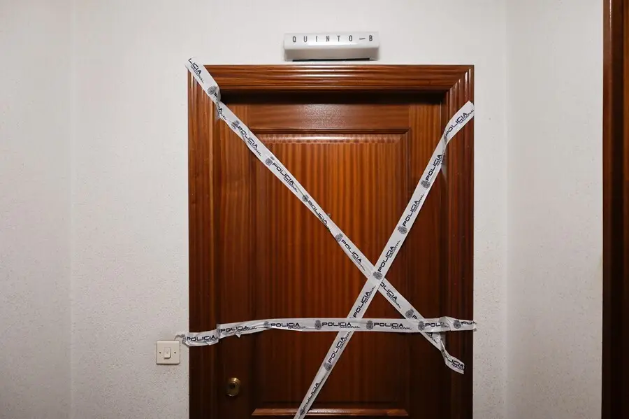 Puerta precintada de la vivienda donde se encontr&oacute; el cuerpo de una mujer asesinada en A Coru&ntilde;a