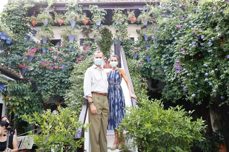 Archivo - Los Reyes de Espa&ntilde;a, Felipe VI y Do&ntilde;a Letizia, en una visita a los patios de C&oacute;rdoba el a&ntilde;o pasado.