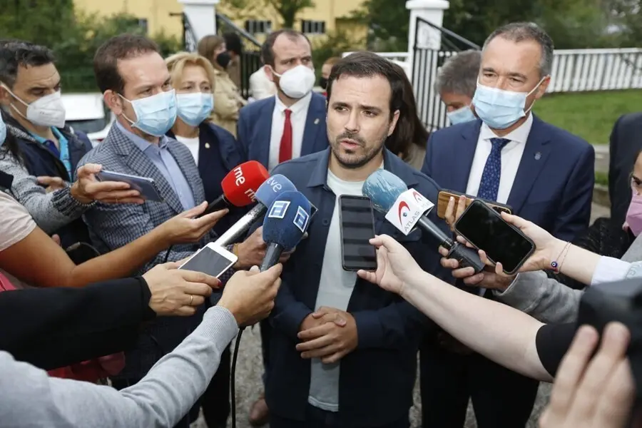 El ministro de Consumo, Alberto Garz&oacute;n, en una visita al concejo asturiano de Pilo&ntilde;a.