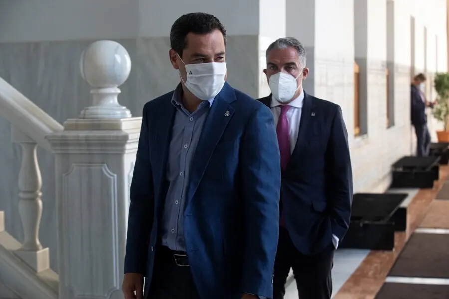 El presidente de la Junta de Andaluc&iacute;a, Juanma Moreno (i) junto al consejero de Presidencia, El&iacute;as Bendodo (d), durante la primera jornada de sesi&oacute;n plenaria en el Parlamento de Andaluc&iacute;a. A 15 de septiembre de 2021. En Sevilla (Andaluc&iacute;a, Espa&ntilde;a).