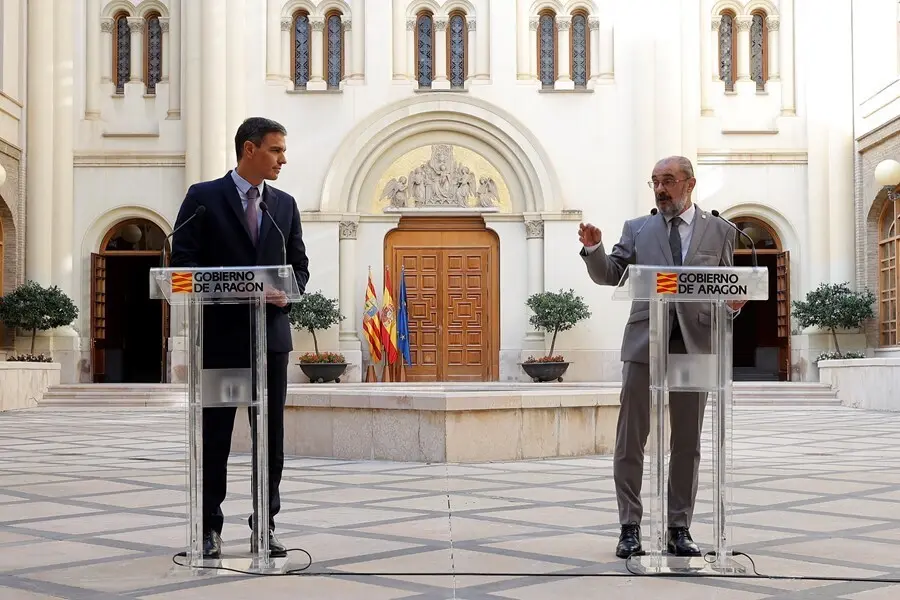 El presidente del Gobierno de Espa&ntilde;a, Pedro S&aacute;nchez, y el presidente de Arag&oacute;n, Javier Lamb&aacute;n, tras la reuni&oacute;n celebrada en Zaragoza para analizar la candidatura de los Pirineos a los Juegos Ol&iacute;mpicos de Invierno de 2030.