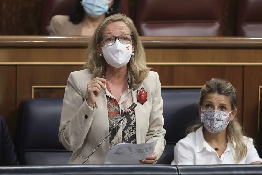 La vicepresidenta primera y ministra de Asuntos Econ&oacute;micos y Transformaci&oacute;n Digital, Nadia Calvi&ntilde;o, interviene en una sesi&oacute;n de control al Gobierno en el Congreso de los Diputados, a 15 de septiembre de 2021