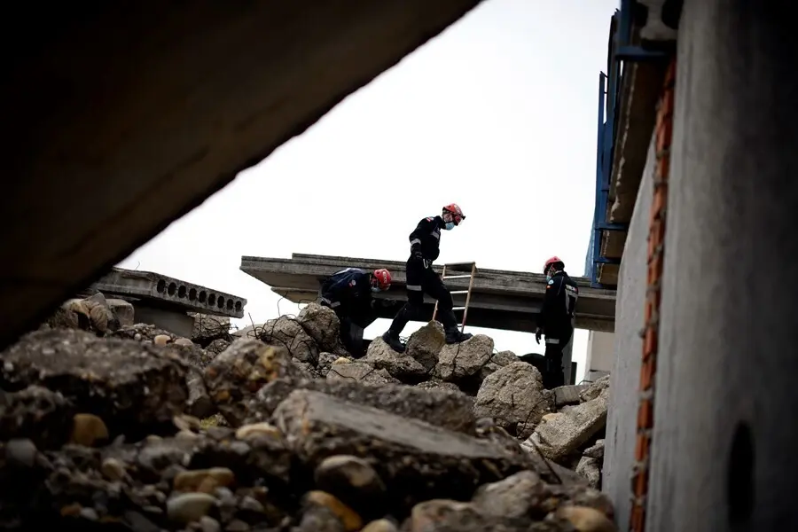 Archivo - Agentes del grupo operativo de Emergencia y Respuesta Inmediata de la Comunidad de Madrid (ERICAM) durante el simulacro de un terremoto en Rivas Vaciamadrid, Madrid (Espa&ntilde;a), a 17 de 2020.
