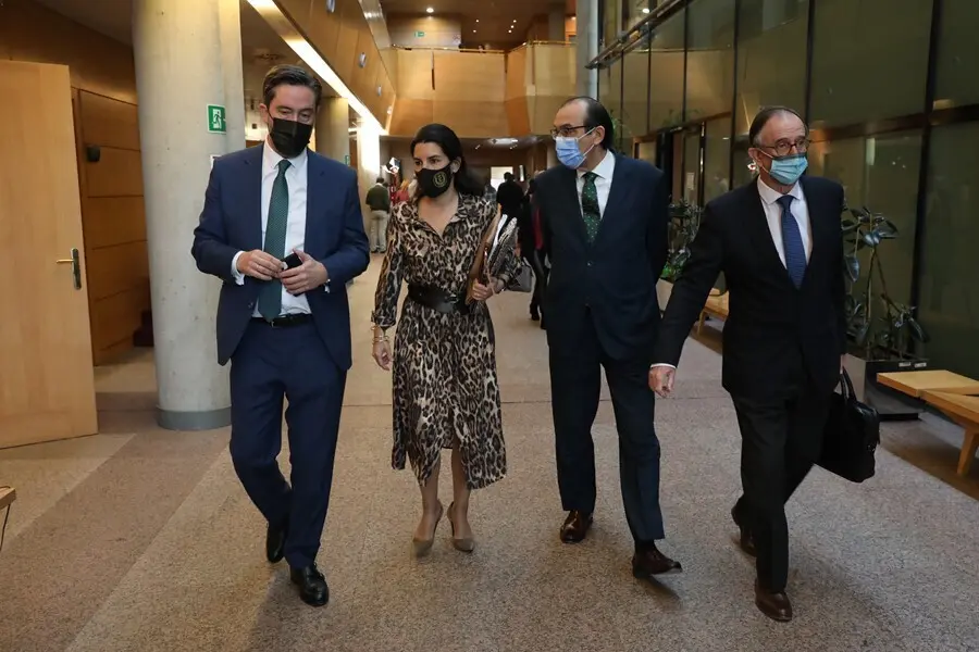 Archivo - La portavoz de Vox, Roc&iacute;o Monasterio (2i), y el diputado de Vox, Jos&eacute; Luis Ruiz Bartolom&eacute; (1i), antes de una sesi&oacute;n plenaria en la Asamblea de Madrid (Espa&ntilde;a), a 18 de febrero de 2021. 