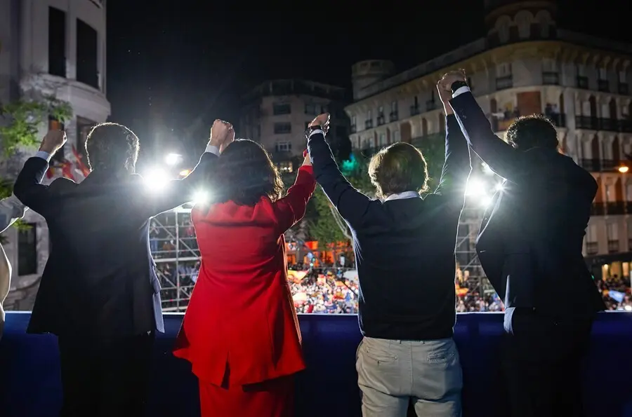Archivo - (I-D) El l&iacute;der del PP, Pablo Casado; la presidenta de la Comunidad de Madrid y candidata a la reelecci&oacute;n por el PP, Isabel D&iacute;az Ayuso; el alcalde de Madrid, Jos&eacute; Luis Mart&iacute;nez-Almeida; y el secretario general del PP, Teodoro Garc&iacute;a Egea, levanta