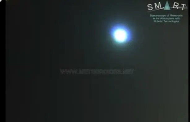 Archivo - Bola de fuego cruzando el cielo nocturno del sur de Espa&ntilde;a que ha sido grabada por los detectores que el proyecto SMART tiene en diferentes puntos de la Pen&iacute;nsula.