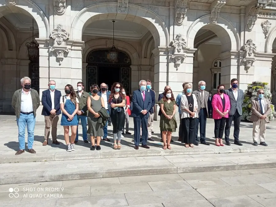 Autoridades presentes en la concentraci&oacute;n de condena por la muerte violenta de una mujer en O Birloque