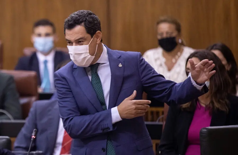 El presidente de la Junta, Juanma Moreno, este jueves durante la sesi&oacute;n de control al Gobierno en la segunda jornada del Pleno del Parlamento de Andaluc&iacute;a.