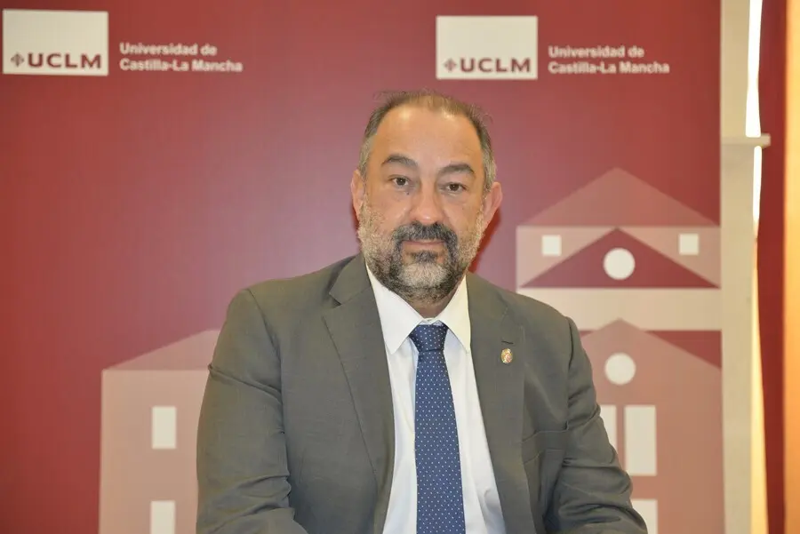 El rector de la Universidad de Castilla-La Mancha (UCLM), Jos&eacute; Juli&aacute;n Garde.