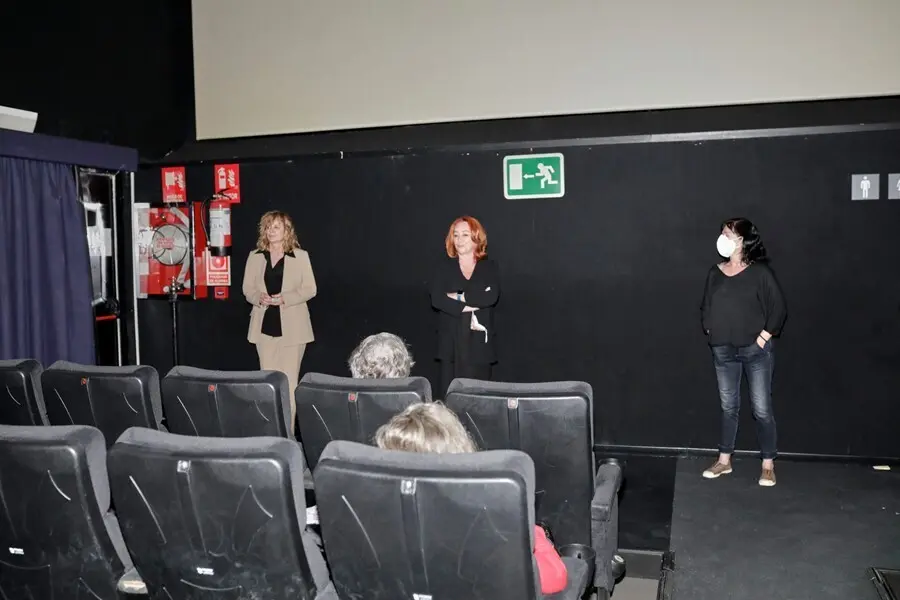 Archivo - La actriz Emma Su&aacute;rez (i) y la cineasta Gracia Querejeta dentro de una sala de cine de los Cines Renoir Plaza de Espa&ntilde;a el d&iacute;a de su reapertura